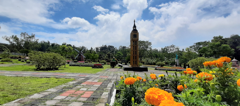 salah satu miniatur landmark di Merapi Park Yogyakarta